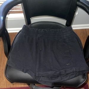 Hollister sweat-shorts! Black and size M! In great condition just has some dust!